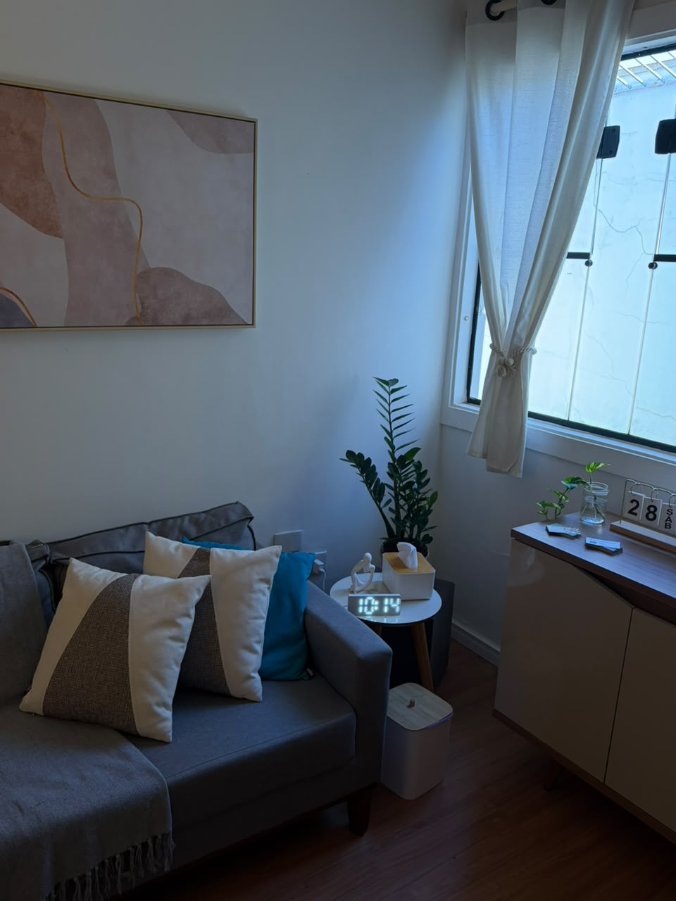 Vista da sala com janela e iluminação natural